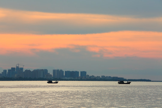 夕阳大海渔船