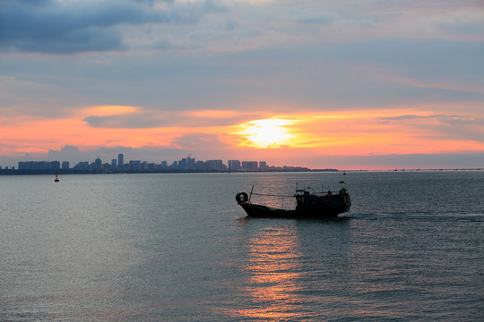 夕阳大海渔船