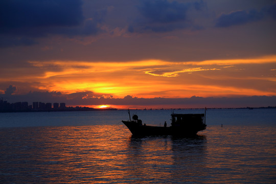 大海夕阳渔船