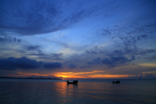 夕阳大海渔船