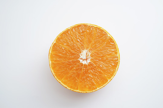 白色背景切开的橙子