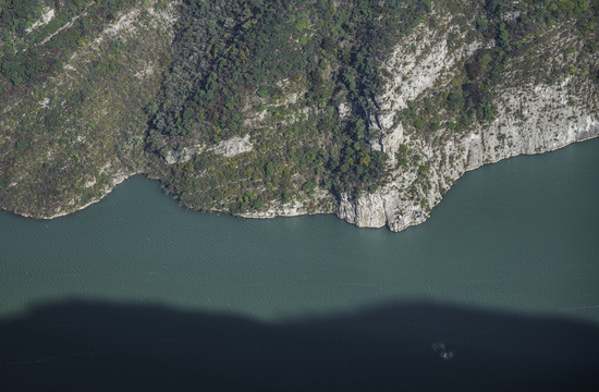 重庆巫山陡峭的巫峡湛蓝的江水