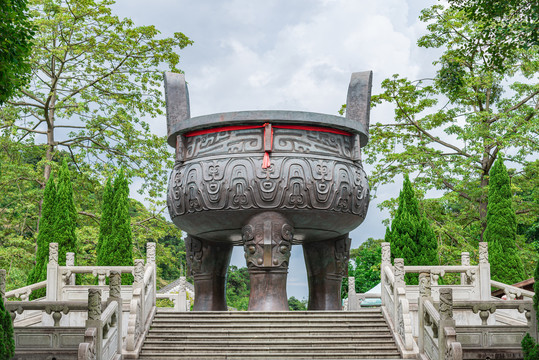 肇庆鼎湖山九龙宝鼎