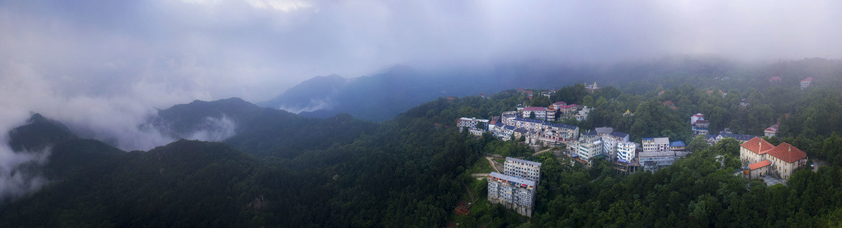 宽幅高清云雾鸡公山全景图