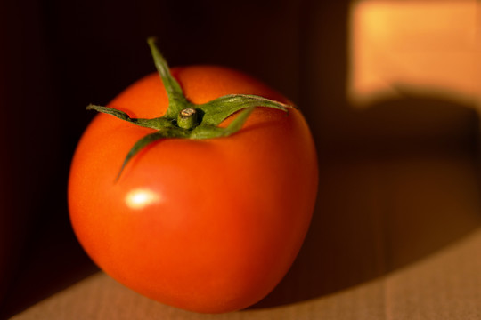 一个大番茄