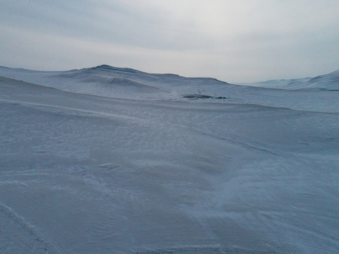 冬季丘陵草原雪原