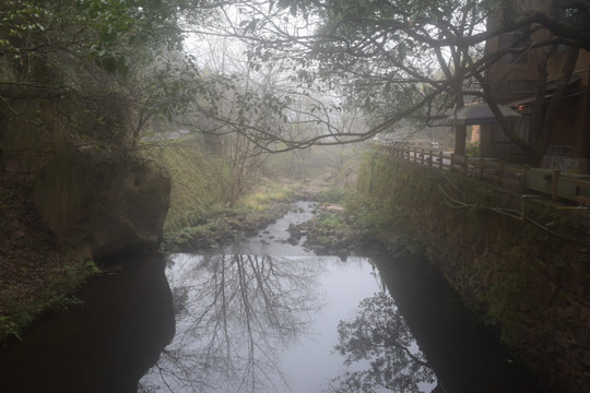 山中河流