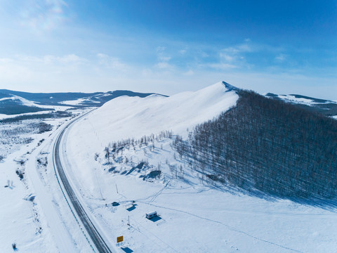 无人机航拍雪山森林公路