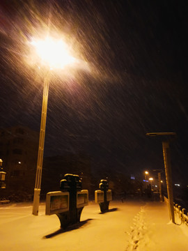 风雪下雪路灯