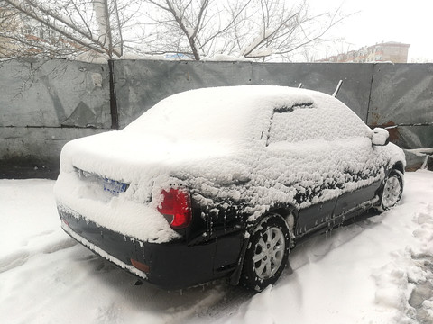 大雪覆盖汽车积雪