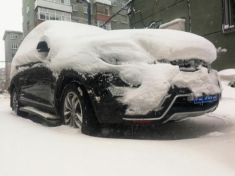汽车积雪厚厚的雪