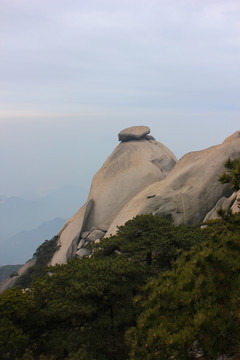 天柱山飞来石