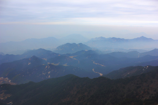 连绵起伏群山