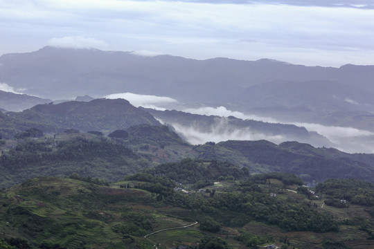 云雾缭绕山脉自然风光