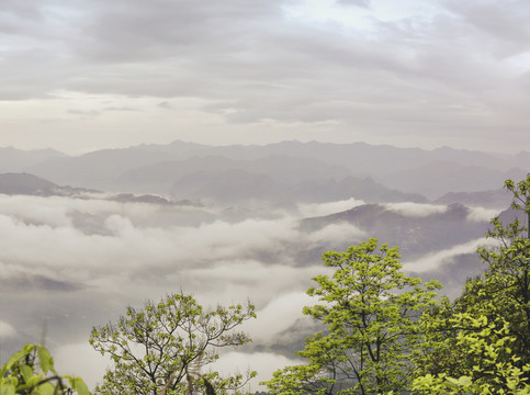 云雾缭绕山脉自然风光
