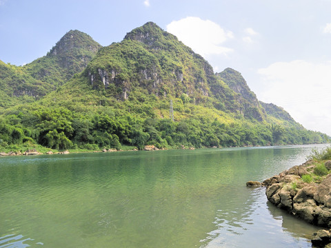 广西宜州龙江河畔青鸟山