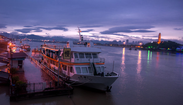 江边夜景邮轮