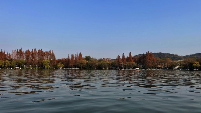 冬天湖面水波