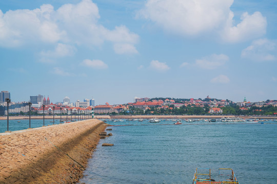 山东青岛滨海城市建筑天际线风光