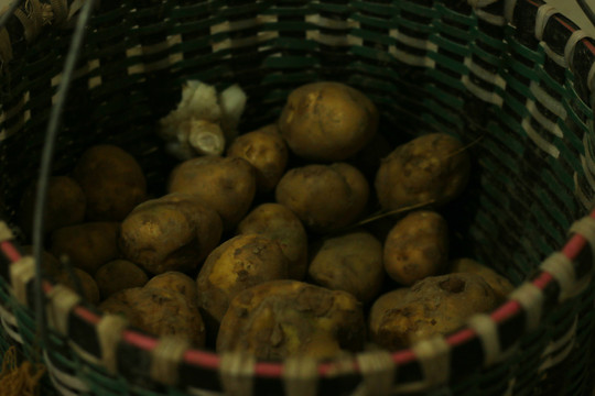 竹篓里的土豆