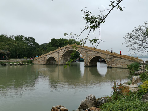 三孔石桥