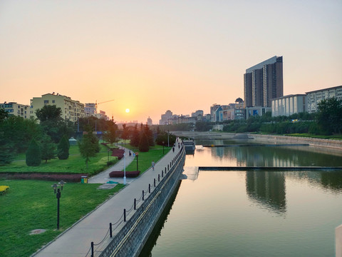 山西阳泉市桃河河畔日落