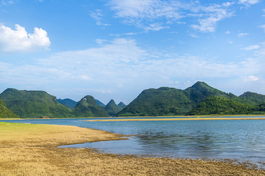 蓝天山水风光