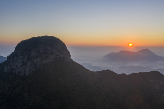 广西岑溪天龙顶山地公园晨曦美如