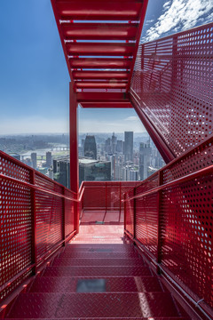 红色观景台楼梯和重庆城市天际线