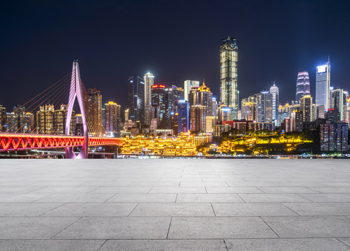 前进的道路和城市夜景