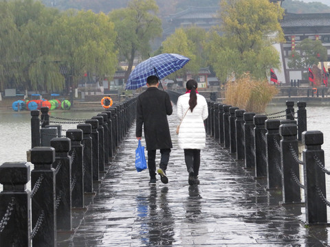 雨中背影