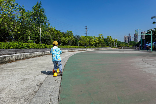 小孩在广场玩滑板车