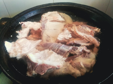 铁锅煮羊肉手把肉