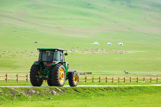 草原拖拉机蒙古包羊群