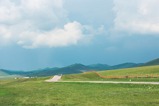 草原道路蒙古包