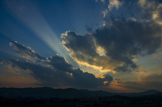 朝霞晚霞光束