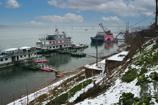长江码头雪景