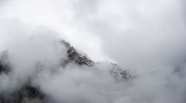 云雾中的雪山景观