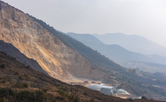 被采砂厂掏空的大山