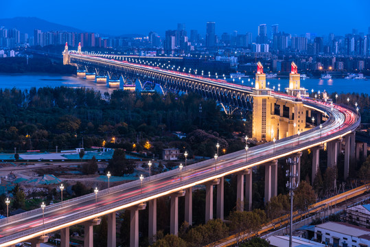 中国南京长江大桥城市建筑夜景