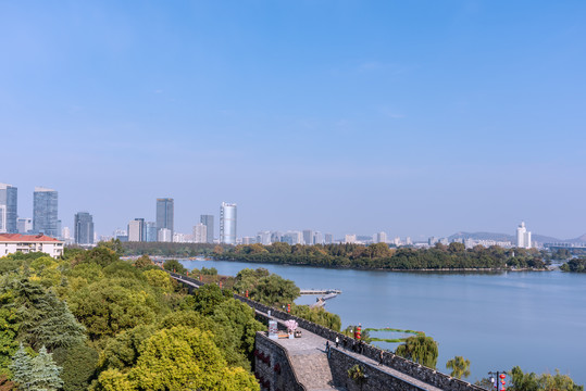 中国南京玄武湖公园和明城墙