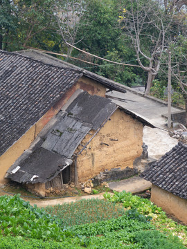 中国西部农村破旧的泥土房子