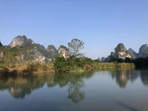 秋天山景倒影