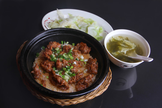 麻辣牛肉煲仔饭