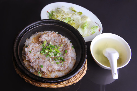 梅菜肉饼煲仔饭