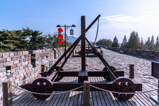 中国南京明城墙上的古代兵器木幔