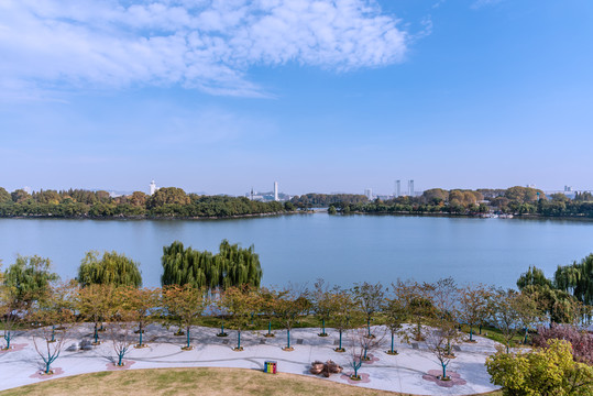 俯瞰中国南京玄武湖公园菱洲码头