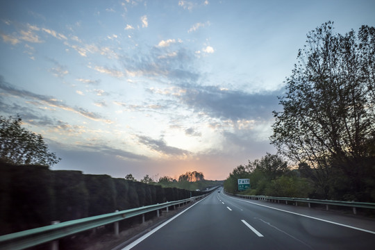 夕阳下的高速公路