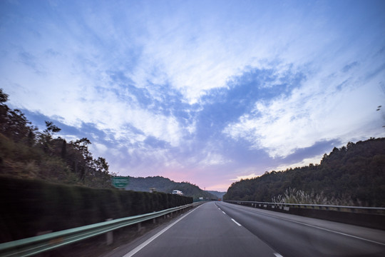 夕阳下的高速公路