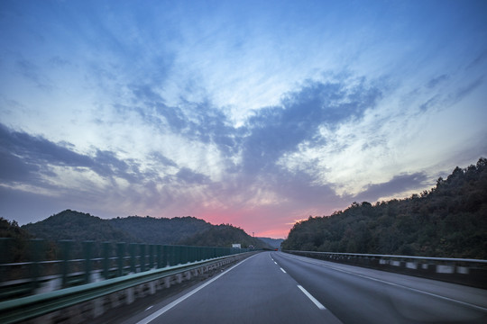 夕阳下的高速公路